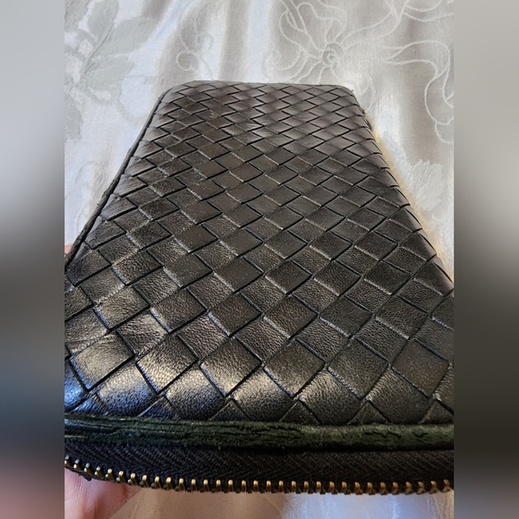 Bottega Veneta Black Woven Wallet - Picture 13 of 16